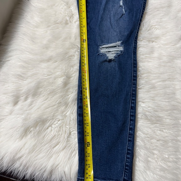 Guess- Sexy Curve Mid-Rise Skinny Jeans - Picture 4 of 5